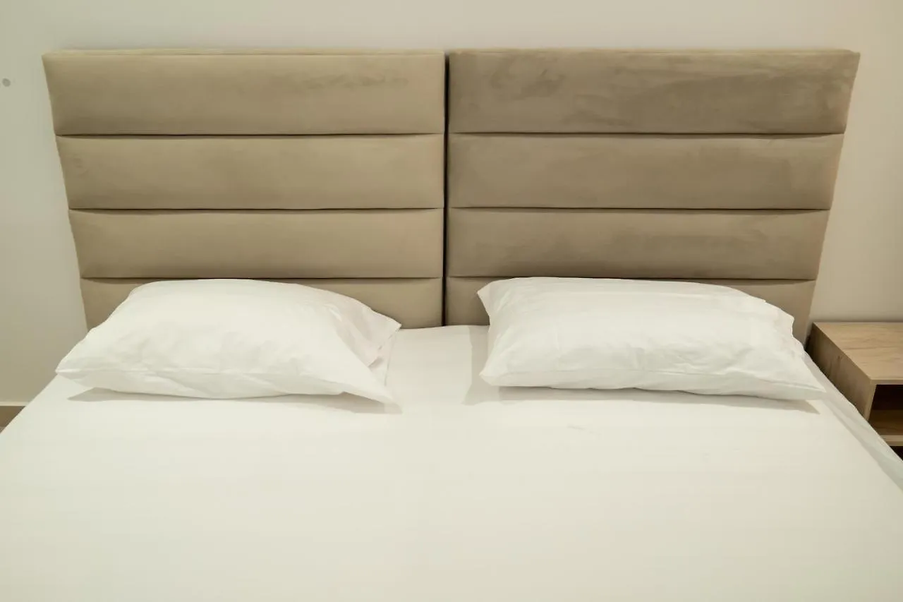 Aedna Apartment Влёра 0*,